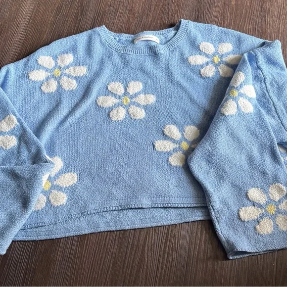 Moon & Madison Blue and White Cropped Crew Neck Sweater with Floral Design - Picture 1 of 3
